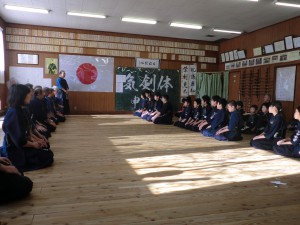 館長先生の挨拶。（師から弟子へ技と心の伝承が重要。剣士の皆さんは先生からぜひ技術と共に心もしっかりと受け継いでください。）