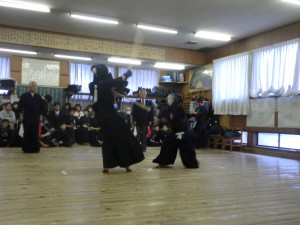 五段以下の名勝負。菅野剣士の突きが柴田剣士を捉えました！