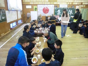 カレーを片手に話も弾みます（＾＾）！