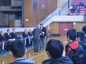 開会式に先立ち根岸先生に剣道有功賞が授与！