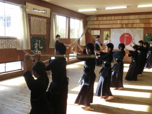 剣士たちが準備運動を兼ねて素振りです(^^)