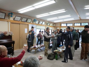 公民館での懇親会「乾杯(＾◇＾)！」